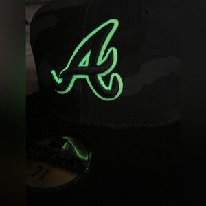 NEW ERA 59FIFTY CAMO VIZE ATLANTA BRAVES GLOW IN THE DARK HAT